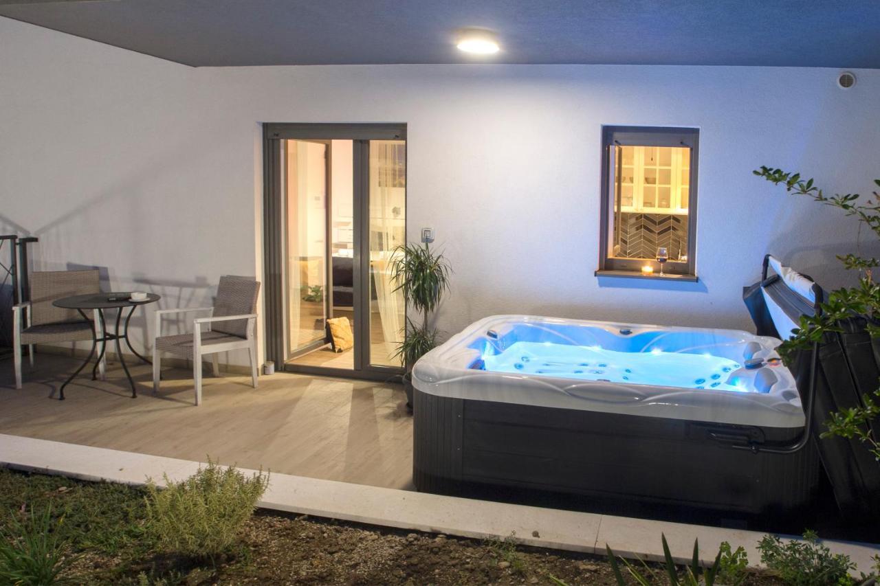 Studio And Hot Tub Spalato Esterno foto